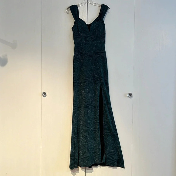 City Triangles Metallic Off The Shoulder Deep V-Neck Formal Evening Gown Sz 4 - Picture 4 of 16